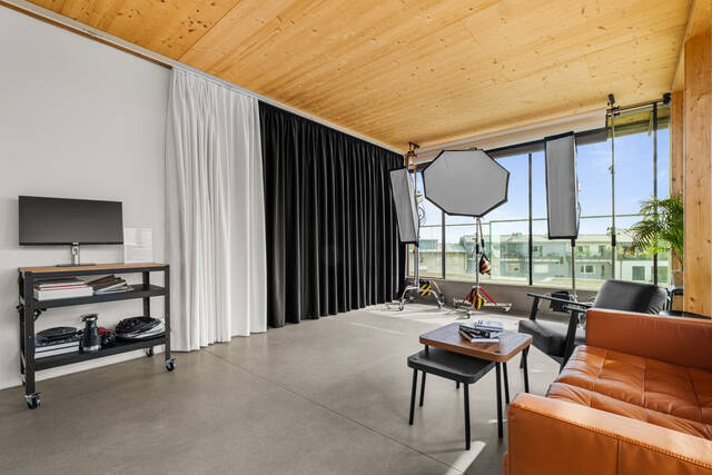 Rideau noir le long des fenêtres, octabox au-dessus de la table du salon