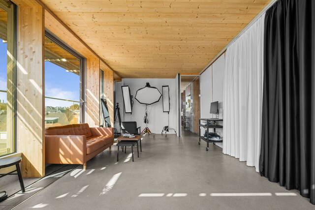 Soleil sur le coin salon, rideaux tirés contre le mur