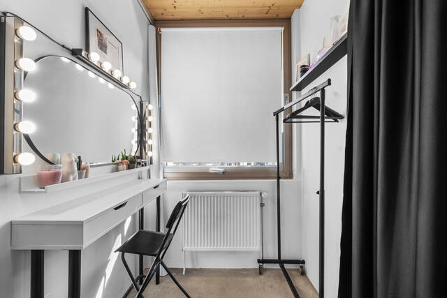 La table de maquillage et son miroir, vus de côté