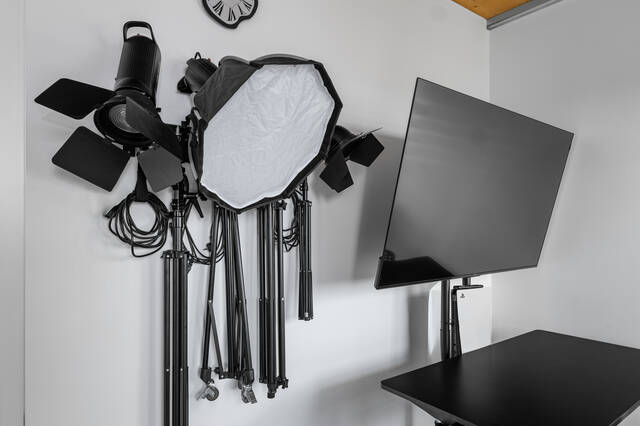 Softbox rangées à côté de l’écran de visionnage