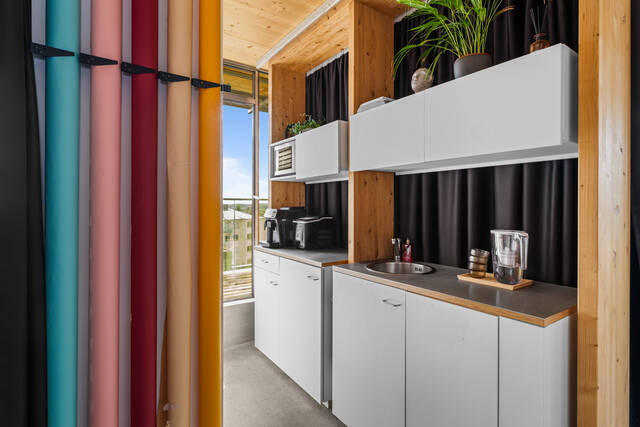 Kitchenette avec la machine à café, rouleaux de papier à gauche