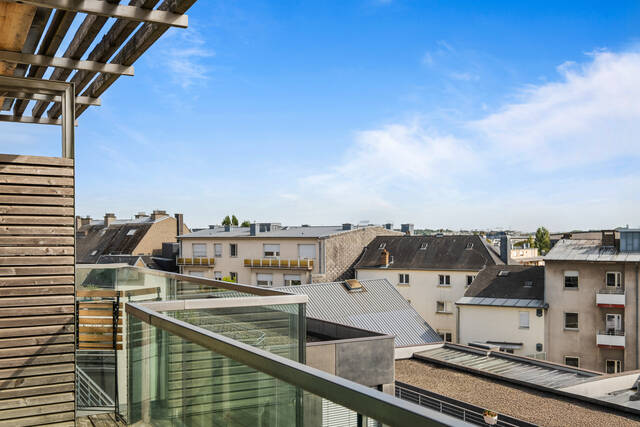 Ciel et toits au-dessus de la rambarde de la terrasse