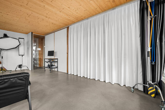 Rideau blanc couvrant tout le mur