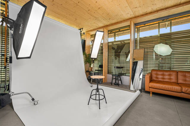 Fond papier blanc éclairé par des softbox, coin salon derrière