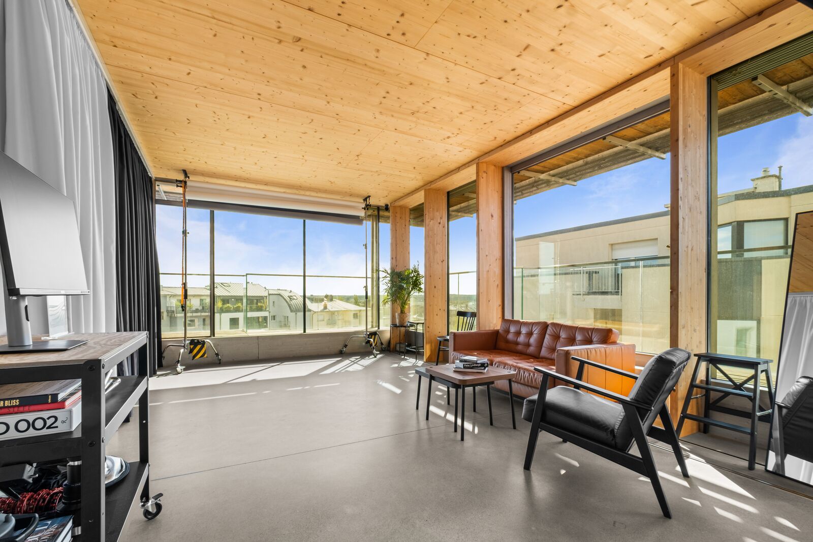 Lux Photo Studio à Luxembourg : baies vitrées panoramiques, coin salon et éclairage de studio